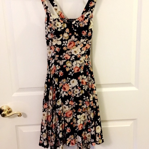 (SOLD) BN* Floral patterned Skater Dress 🌸 - Picture 8 of 8